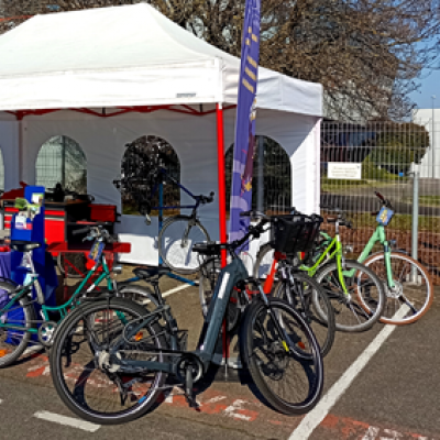 Stand Ilôvélo sur un parking d'entreprise avec présence de vélos au premier plan