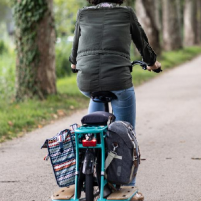 Cycliste femme vu de dos au bord du canal du midi