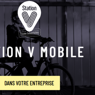 Logo Station V avec en fond une image sombre avec une cycliste