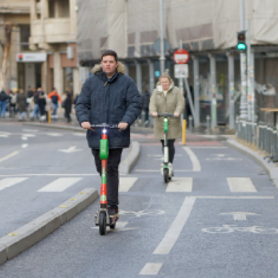 Personne sur une trottinette électrique