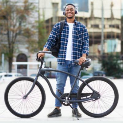 Cycliste posant pour une photo avec son vélo