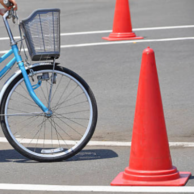 Photo d'un enfant réalisant un parcours à vélo avec des cônes