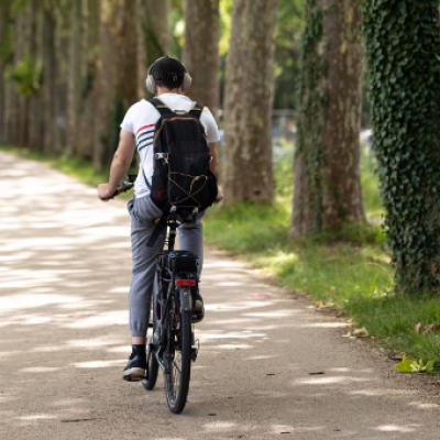 Cycliste le long du canal du midi