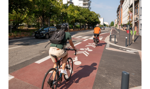 Un cycliste sur le REV (Réseau Express Vélo), Route de Saint-Simon