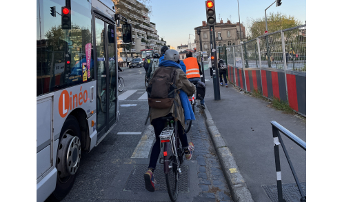 vélo à l'arrêt à côté d'un bus Linéo