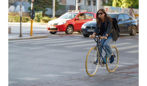 cycliste à vélo avec voitures en fond