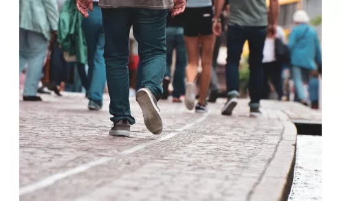 piétons se déplaçant sur un trottoir