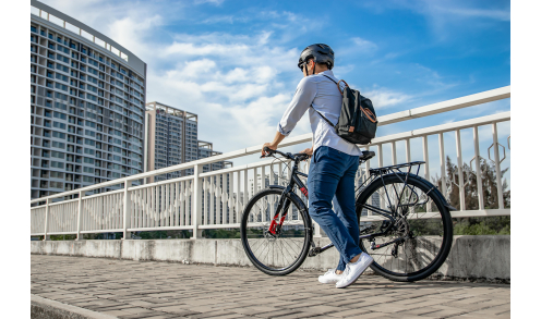 Cycliste marchant avec son vélo