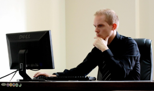 Un homme à son bureau