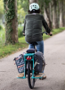 Cycliste femme vu de dos au bord du canal du midi