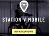 Logo Station V avec en fond une image sombre avec une cycliste